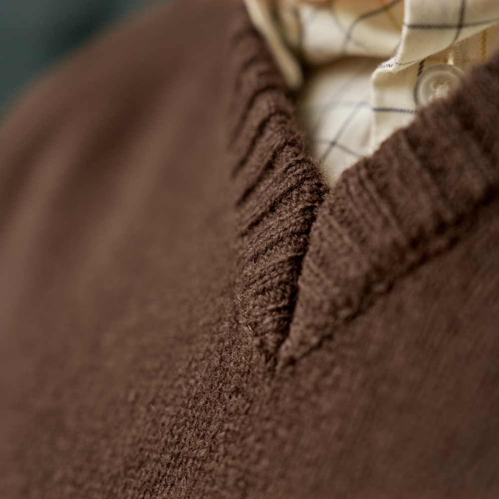 Pull en laine mrinos Vincent Col en V Demitasse Brown - Hrkila